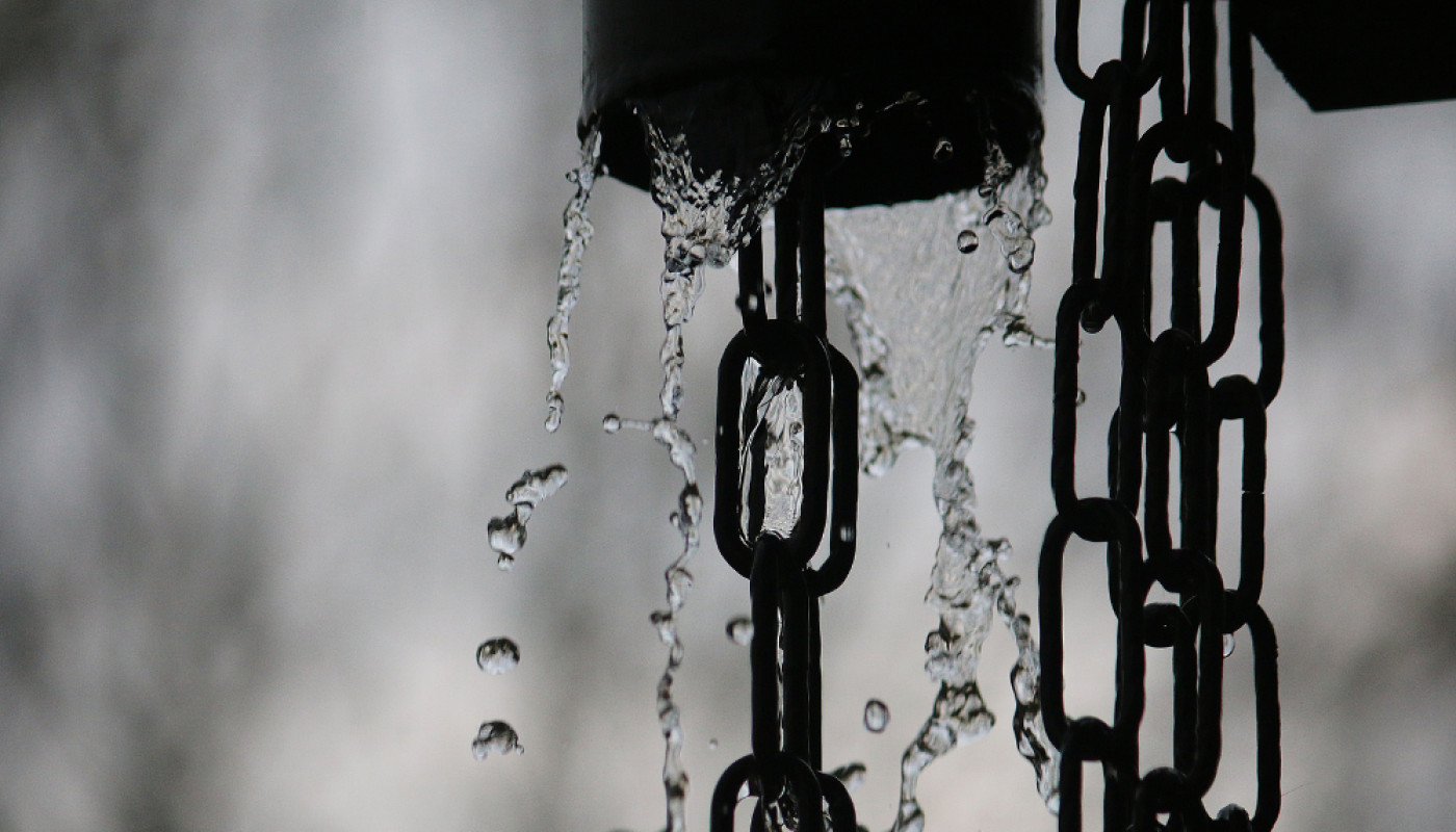 Can rainwater chains help manage rainwater in the garden?